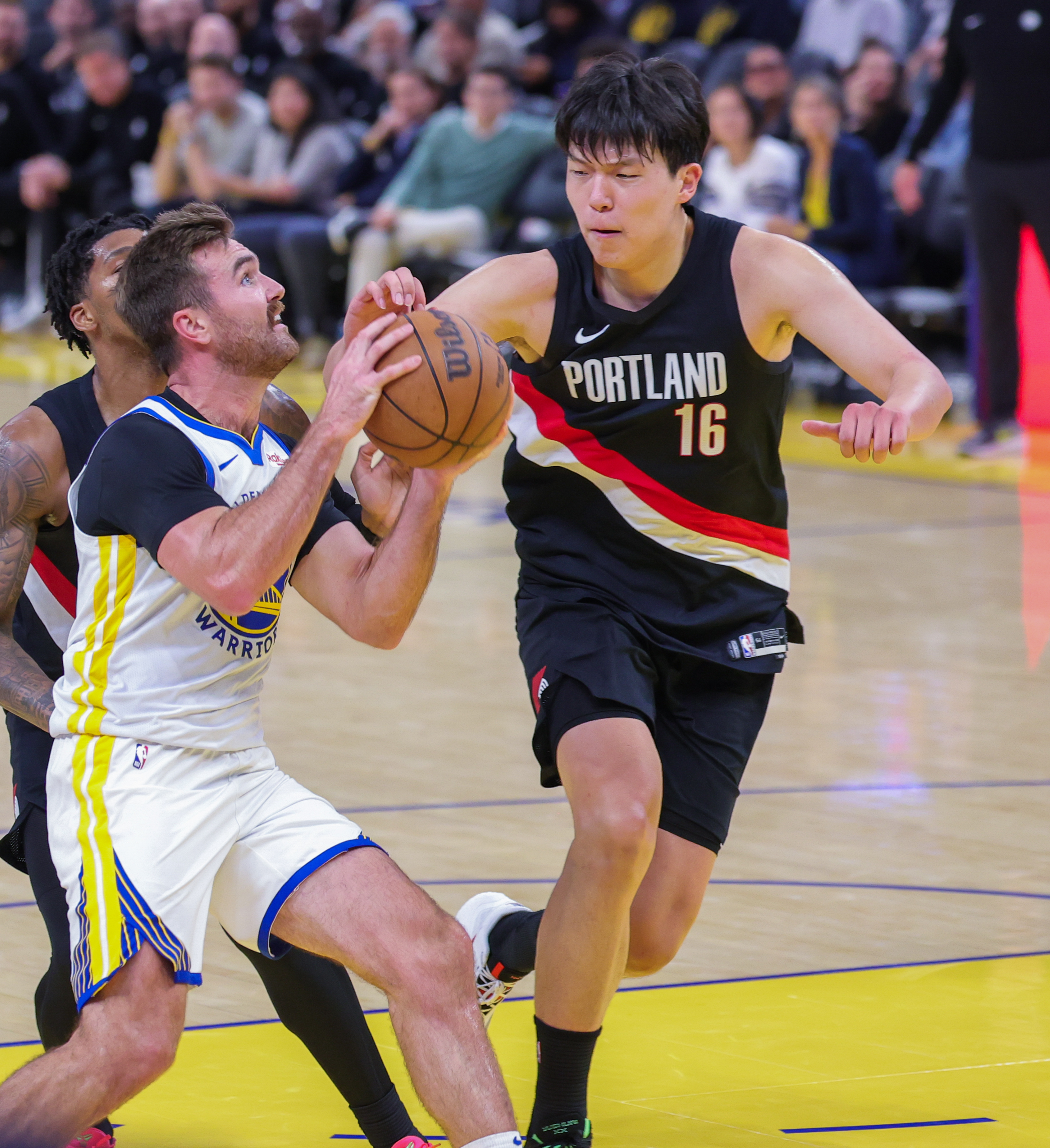 转会期金州勇士防线松动：NBA总决赛节点到来，气氛紧张，团队化学反应显著的简单介绍-开云体育官网